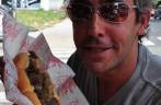 Comendo um delicioso Cheese Steak em Philadelphia, na Pennsylvania, nos Estados Unidos